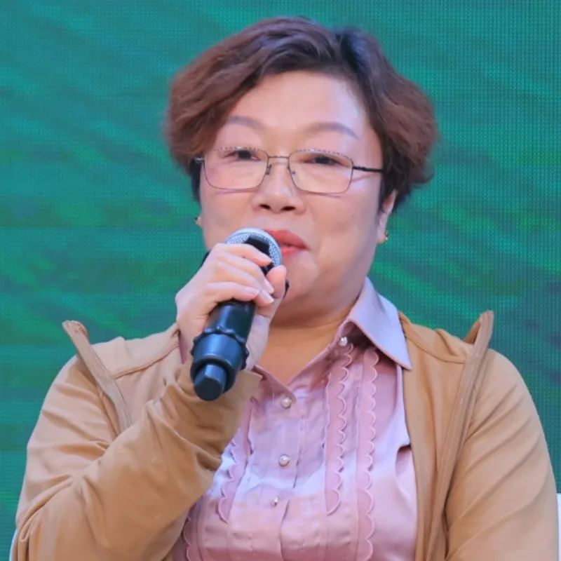 金牌企业制造副总裁 张代兰：企业要生存，必须走光伏发电.jpg