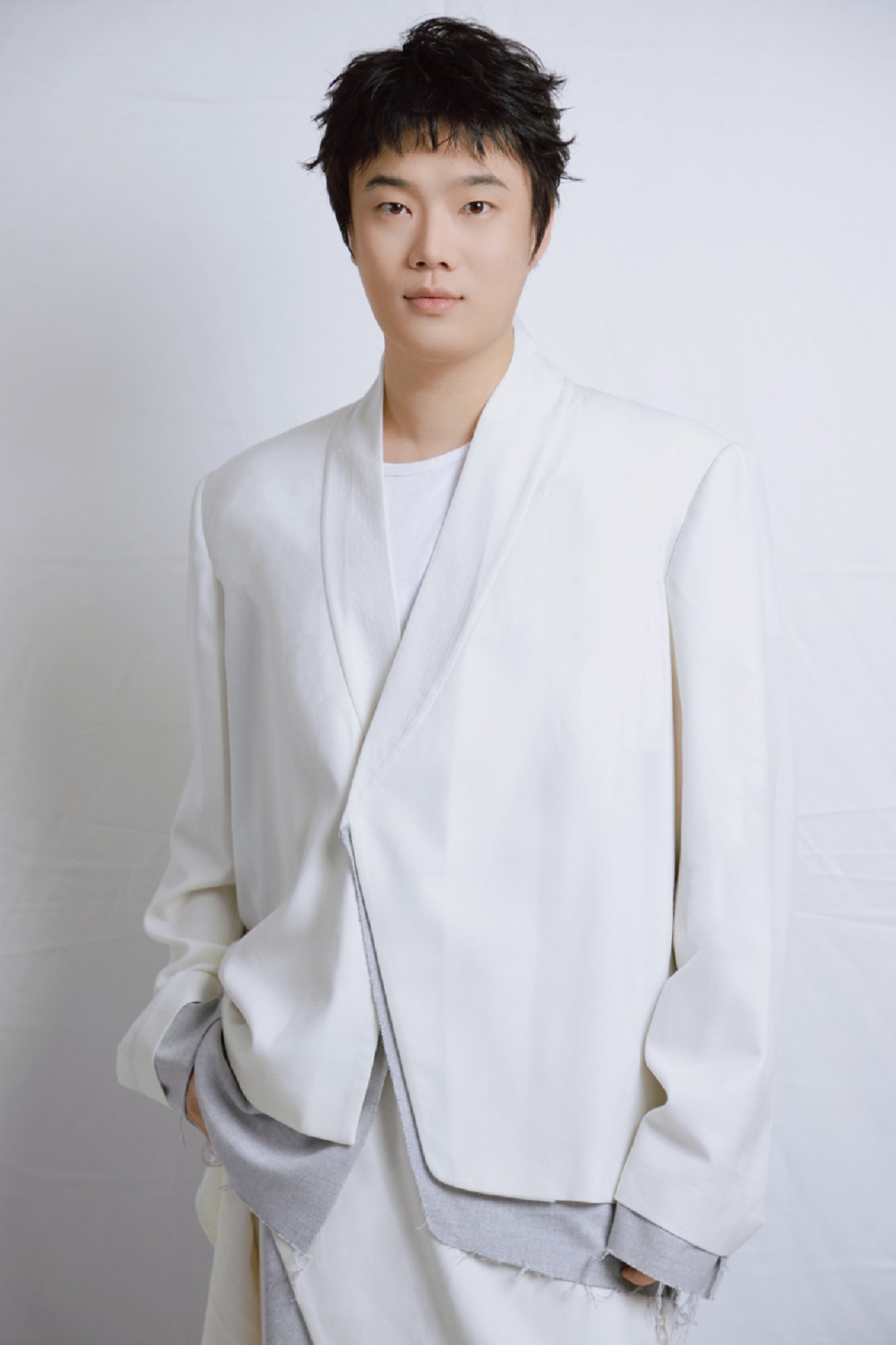5 0 明星服装定制设计师，三寸盛京华服品牌创始人张突然.jpg