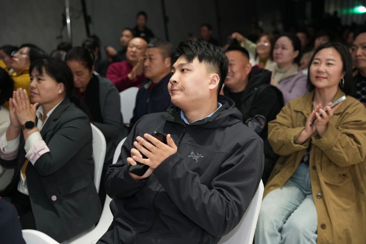 狮王瓷砖“云脉觉醒”发布会：共绘新蓝图 共赢2025！11.jpg